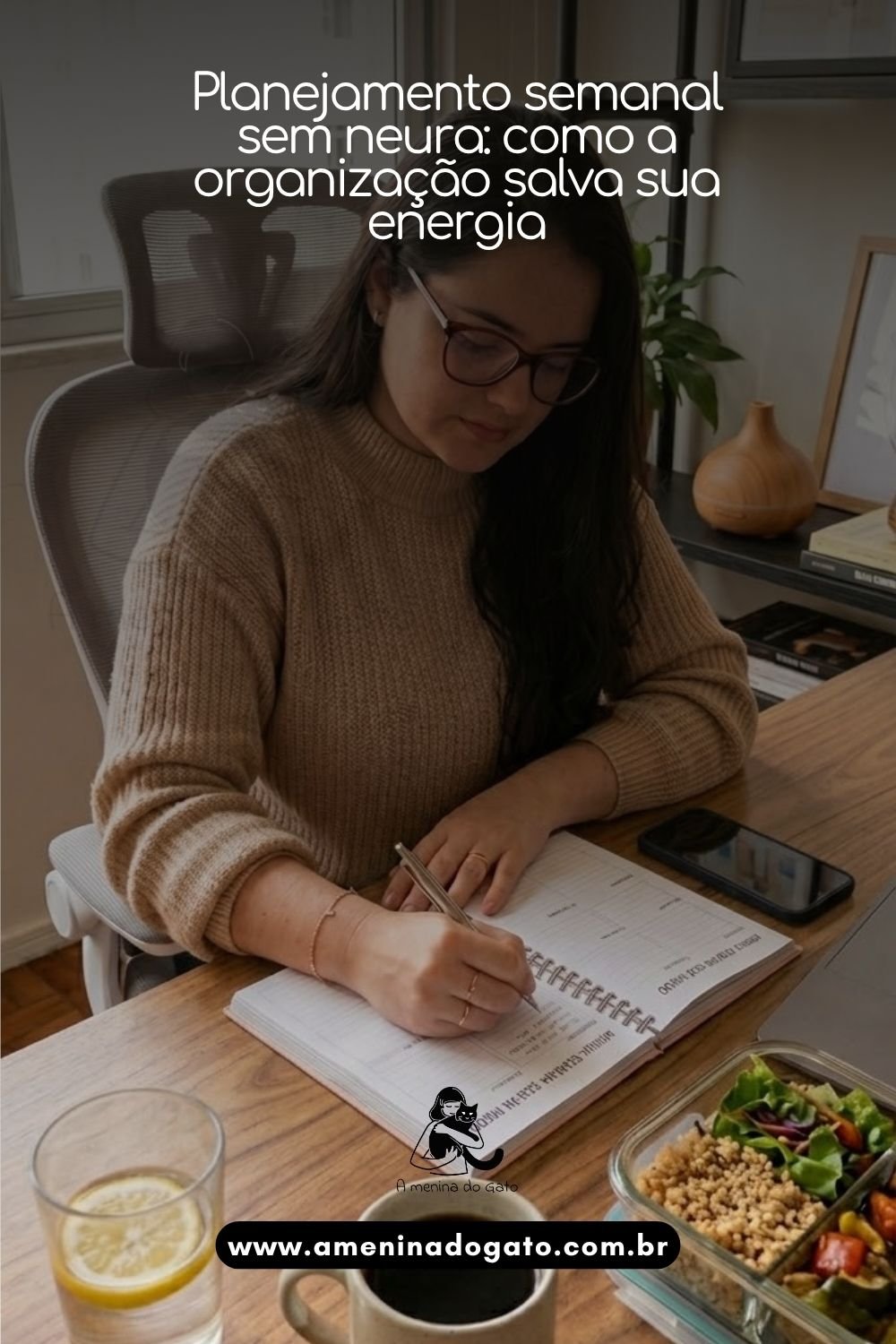 A menina do gato fazendo o Planejamento semanal
